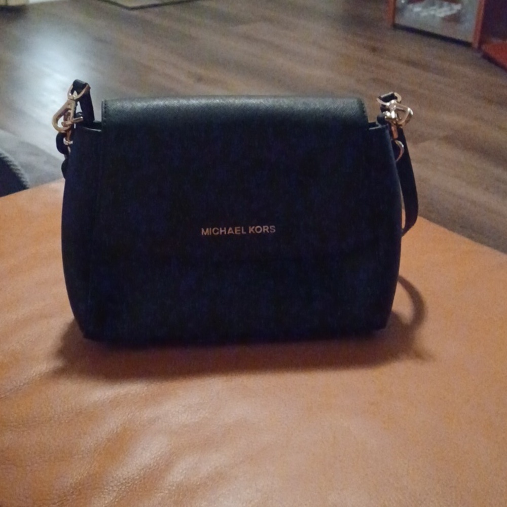 > Michael KORS Elegant Black Shoulder Bag - Picture 4 of 11